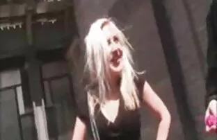 XXX Cay fim xec nhat ban Cô Gái Cyara Da Đen, Rooster