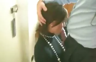 XXX Một cô gái ngồi trên một chơi với một cốc trong phòng tắm. sex nhat ban 69