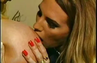 XXX Cô gái cao đẳng phô khuynh hướng thăm dit gai gia nhat ban dò trong một quán bar